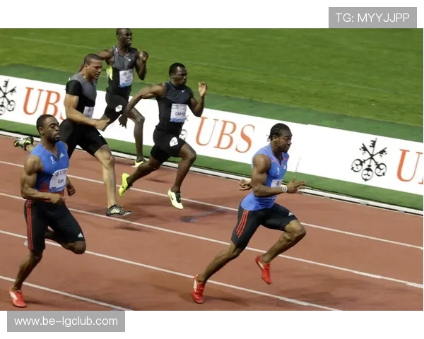 以粉色足球鞋与运动汗脚为主题的健康运动状态细致观察图解展示册